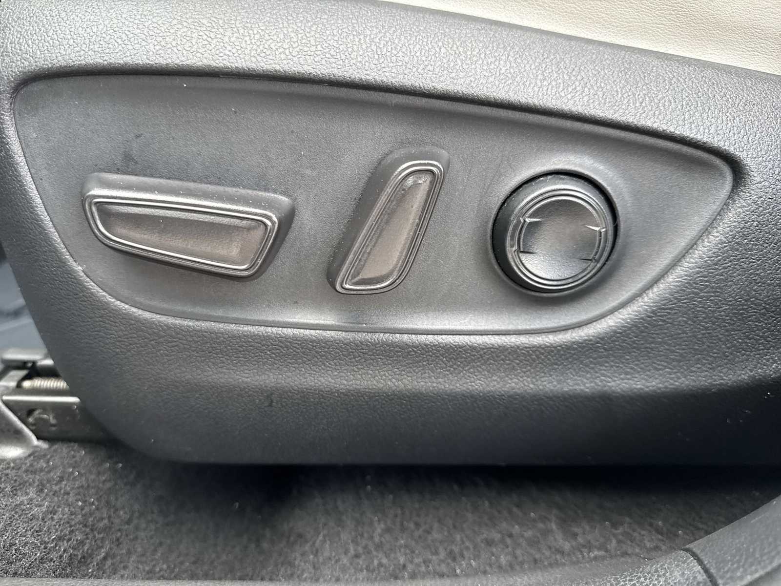 Thumbnail: 2020 Toyota RAV4 - 17