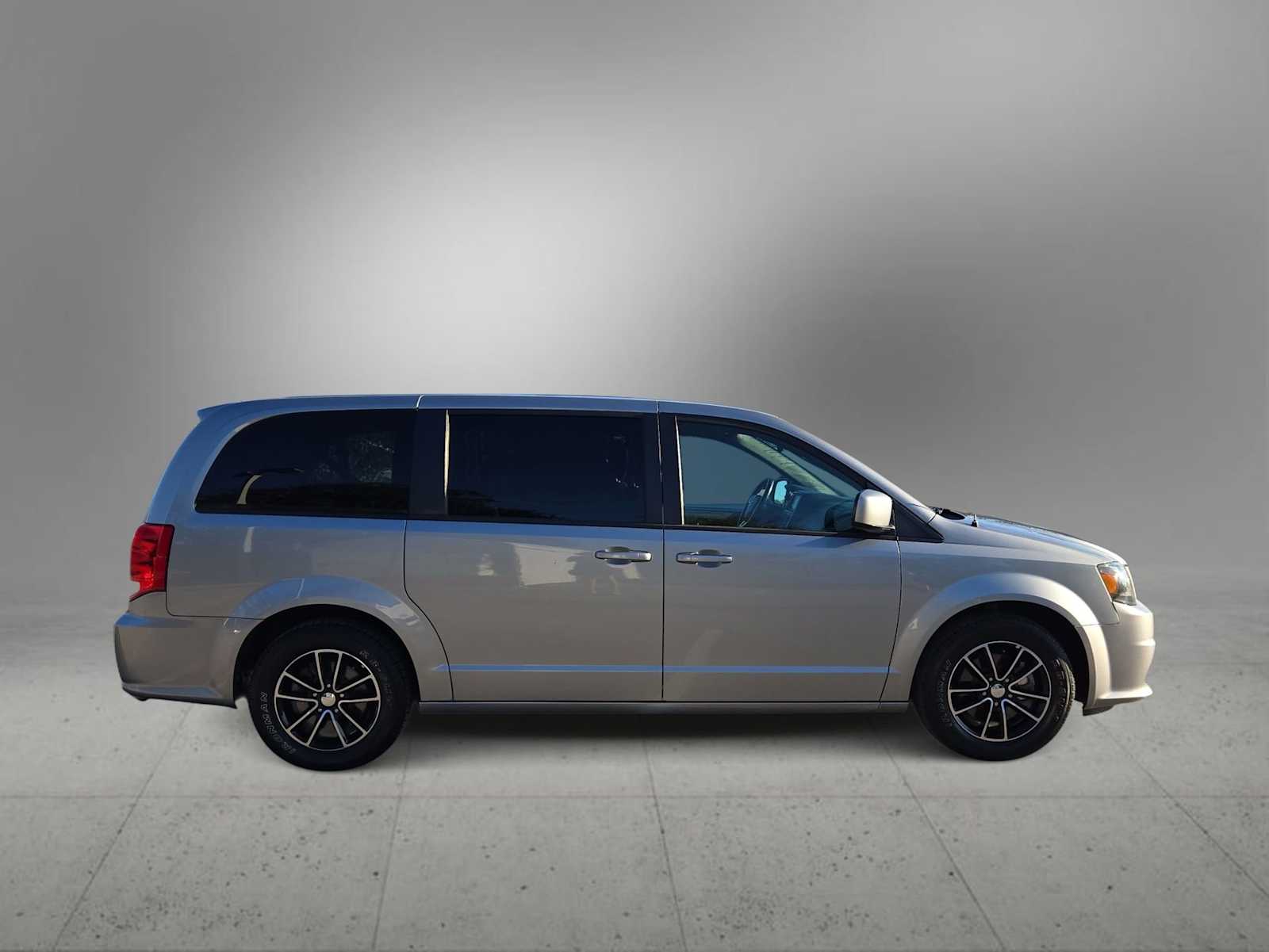 Thumbnail: 2019 Dodge Grand Caravan - 9