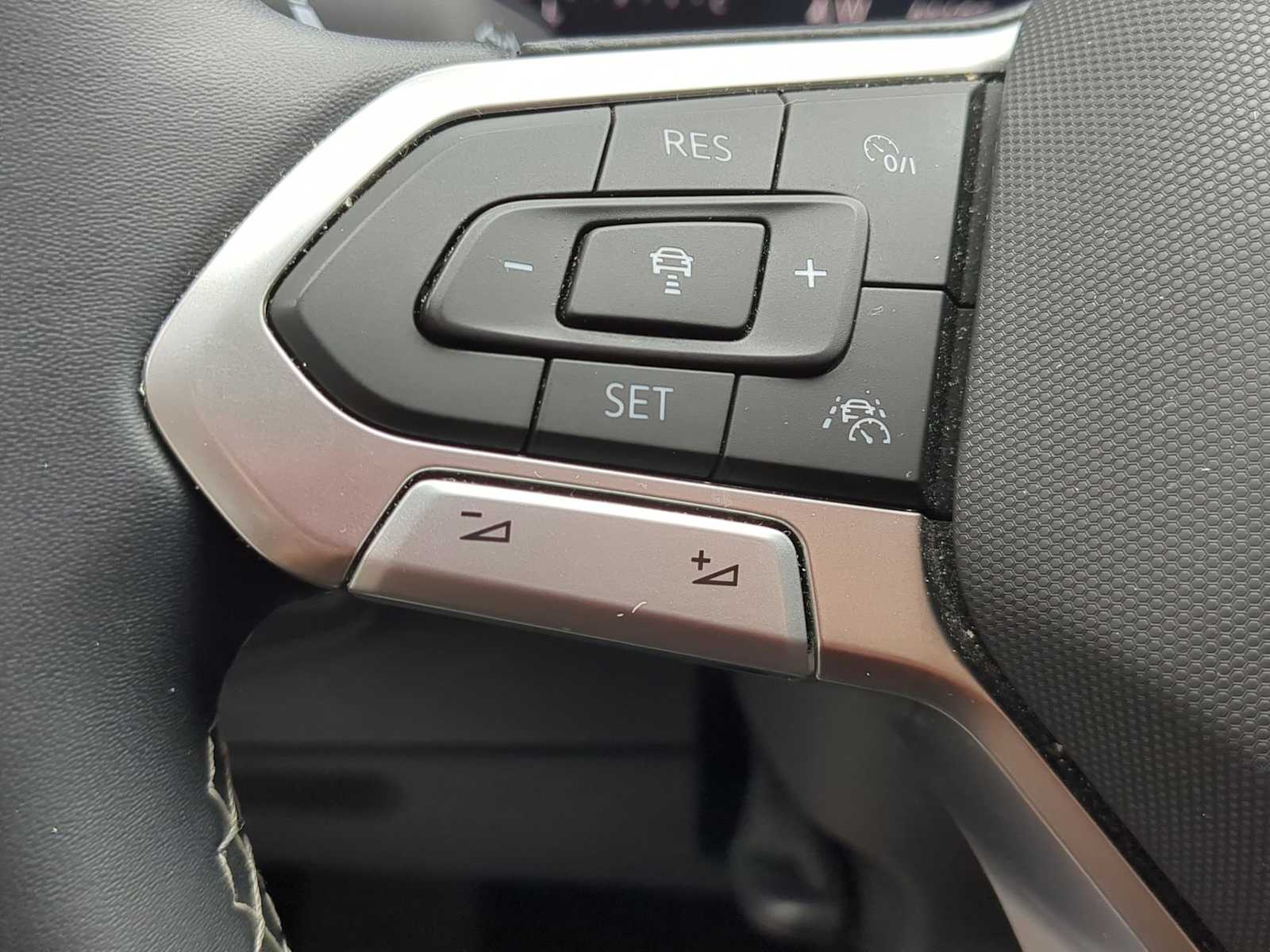 Thumbnail: 2023 Volkswagen Tiguan - 22