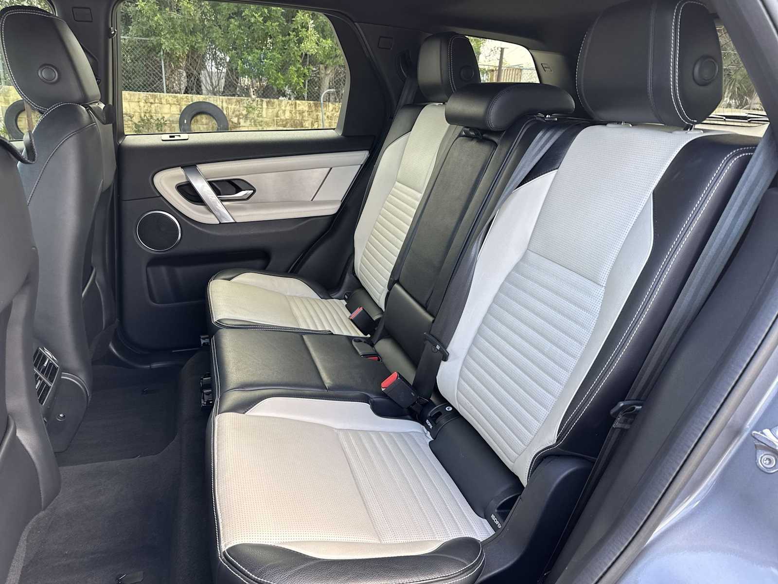 Thumbnail: 2022 Land Rover Discovery Sport - 18