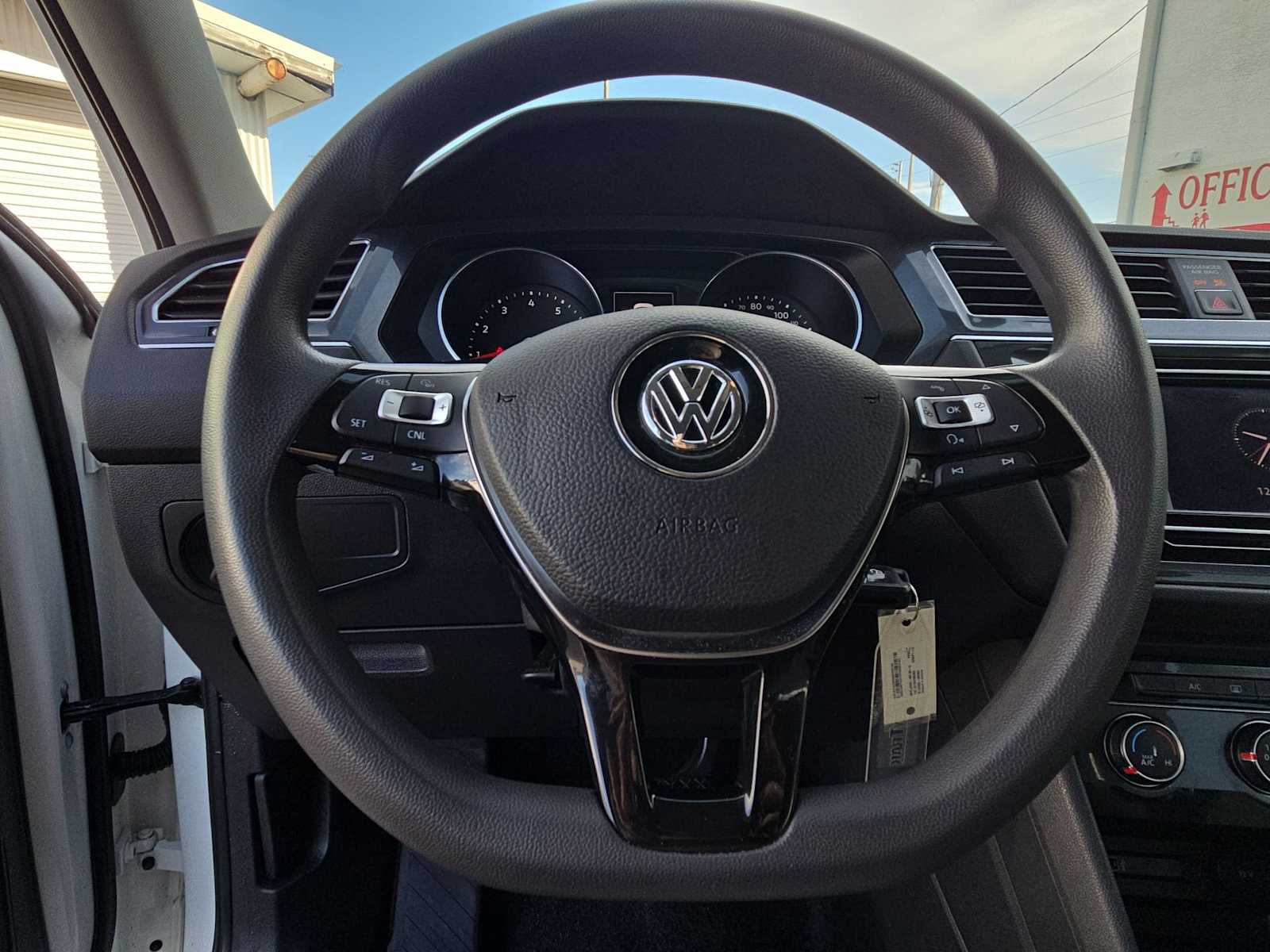 Thumbnail: 2018 Volkswagen Tiguan - 28