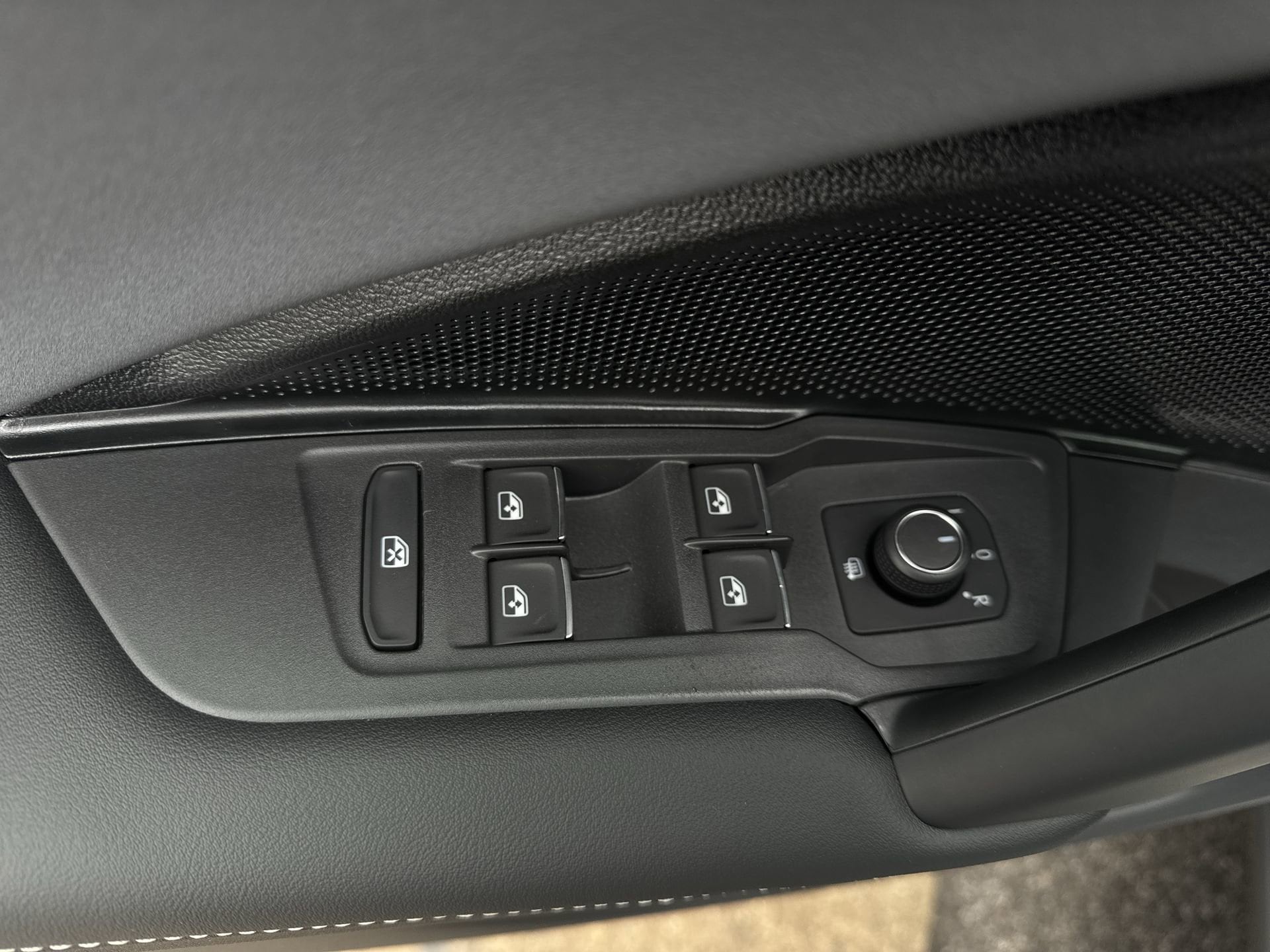 2026 Volkswagen Tiguan SE R-LINE BLACK - Photo 24