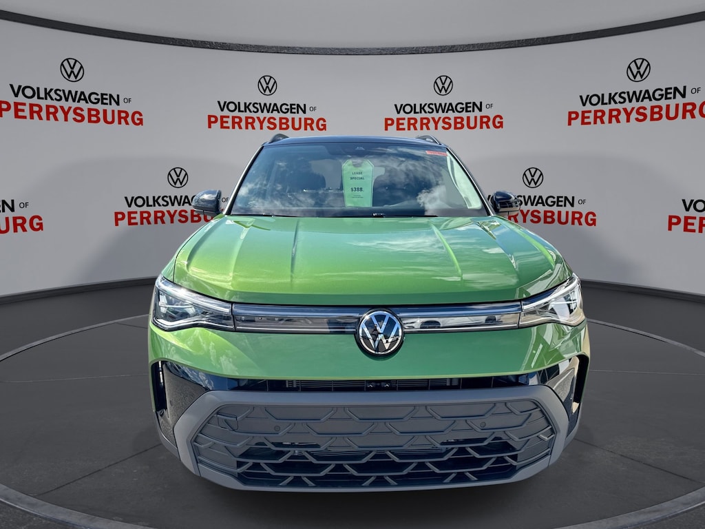 New 2025 Volkswagen Taos SE Black AWD SUV