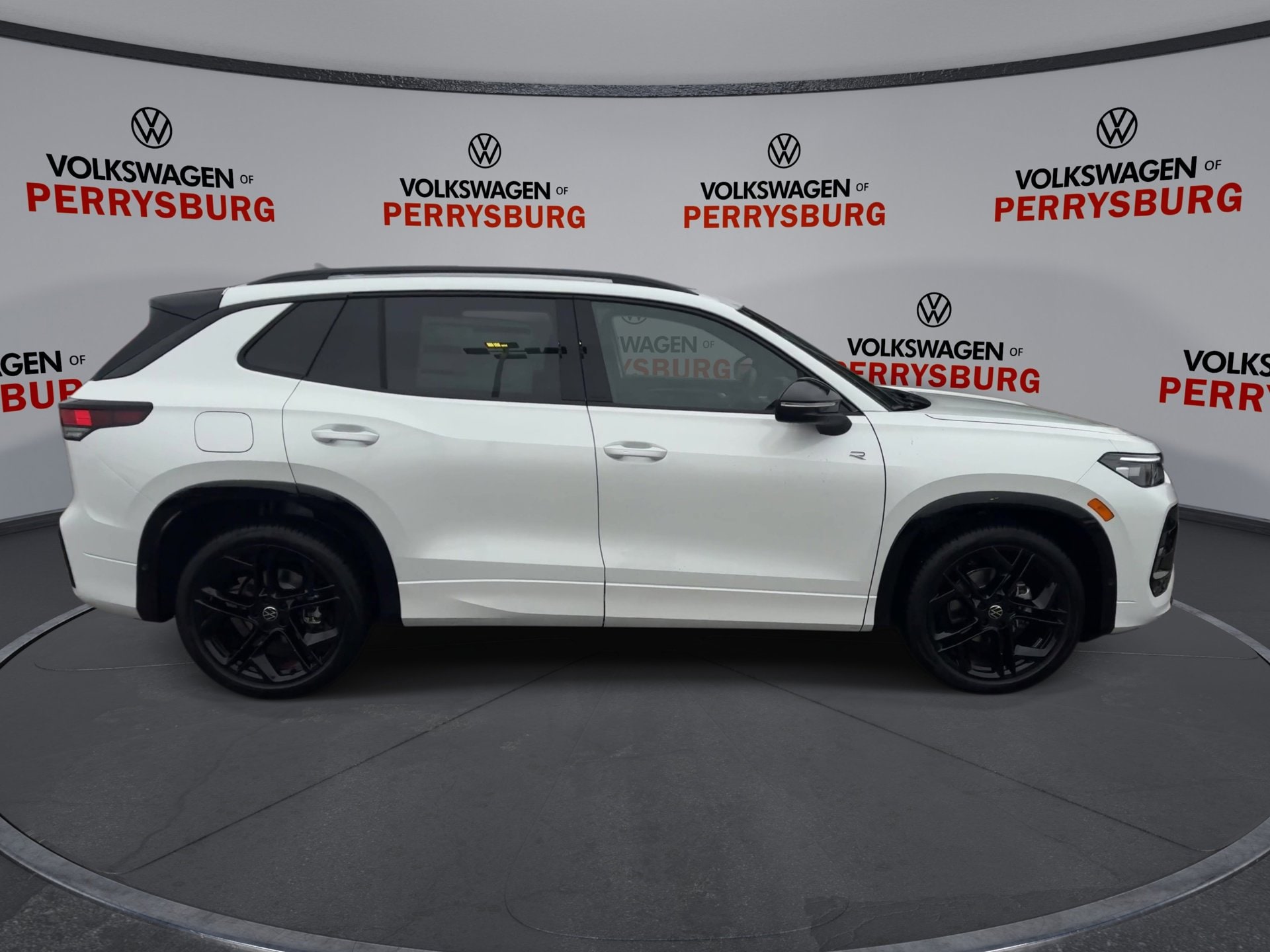 2026 Volkswagen Tiguan SE R-LINE BLACK - Photo 9