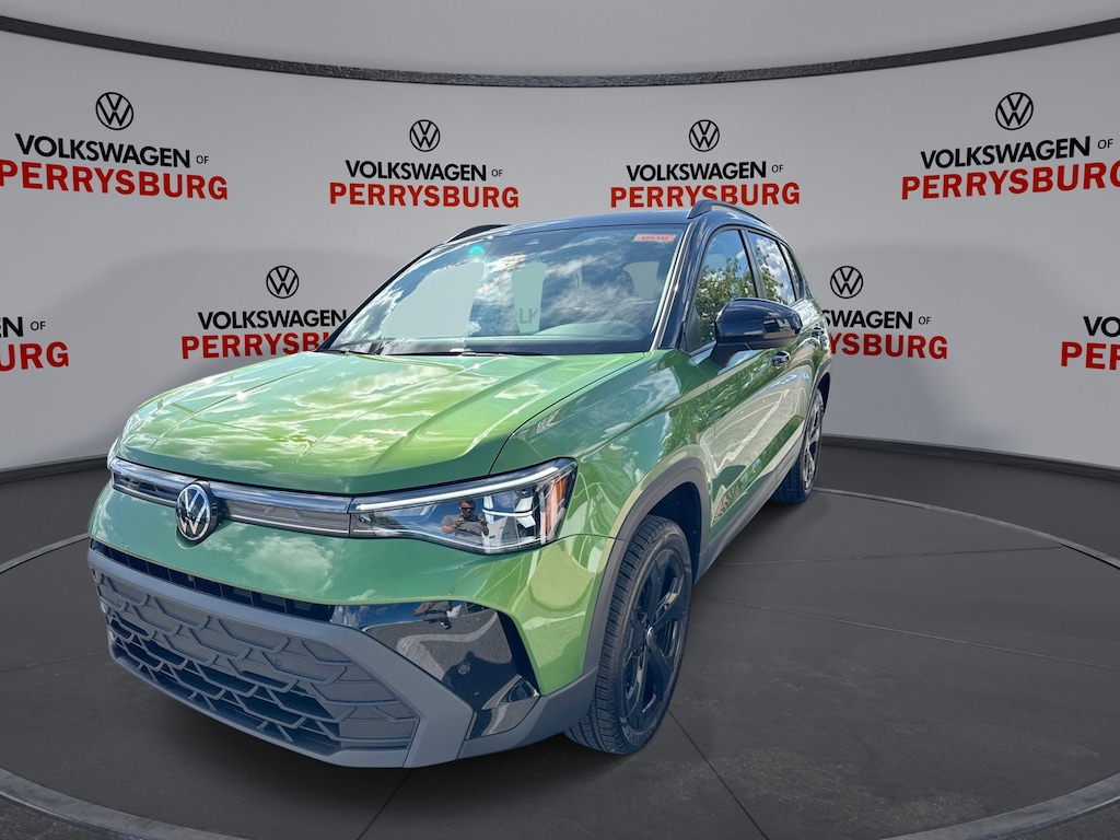 New 2025 Volkswagen Taos SE Black AWD SUV