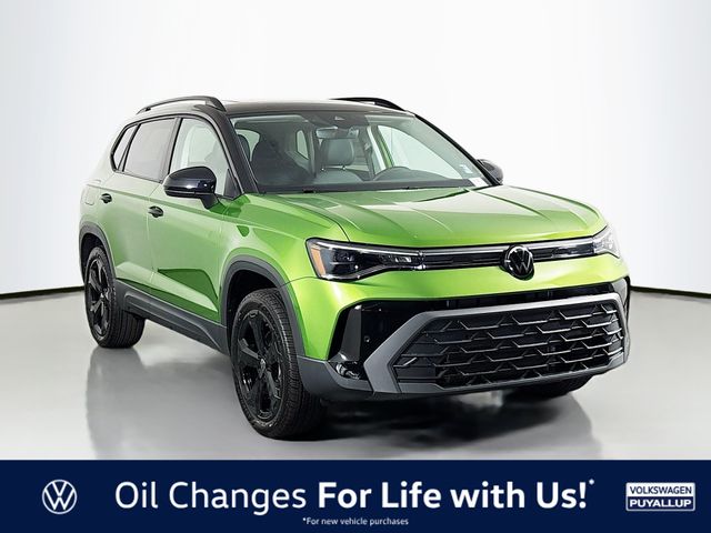 2025 Volkswagen Taos SE Black's photo
