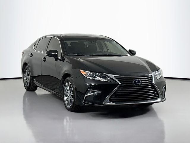 2017 Lexus ES 350 300h's photo