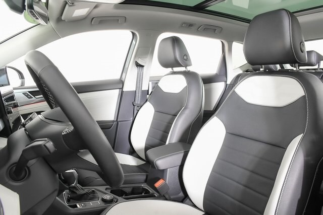 2025 Volkswagen Taos SEL photo 4