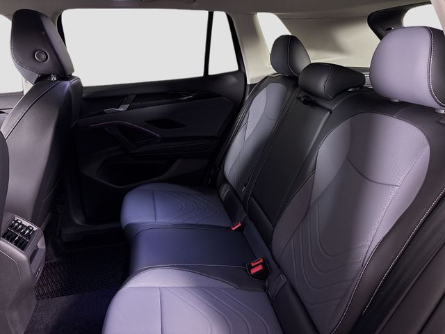 2025 Volkswagen Tiguan SE - Photo 25