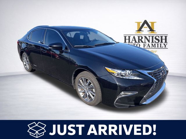 2017 Lexus ES 350 300h's photo