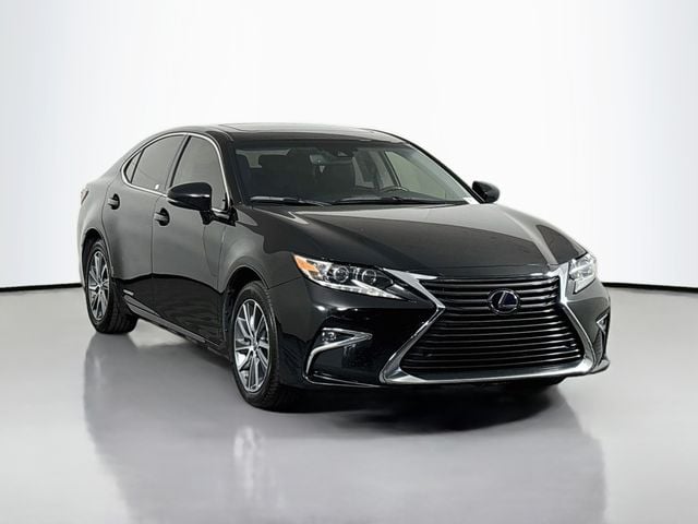 2017 Lexus ES 350 300h's photo