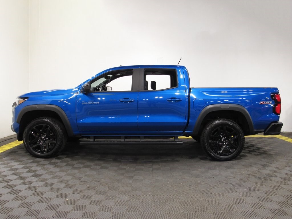 2024 Chevrolet Colorado Z71 photo 2