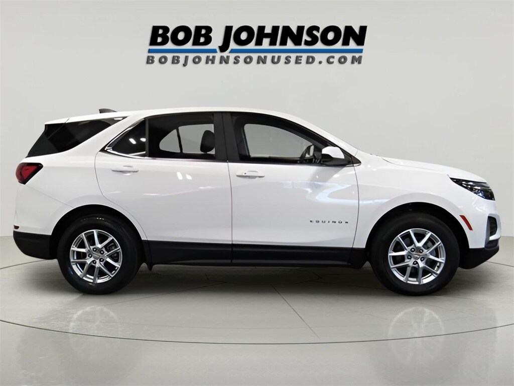 2022 Chevrolet Equinox LT photo 2
