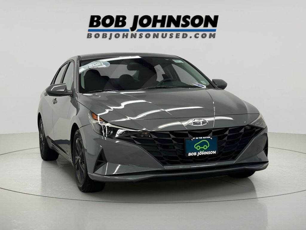2021 Hyundai Elantra SEL photo 3