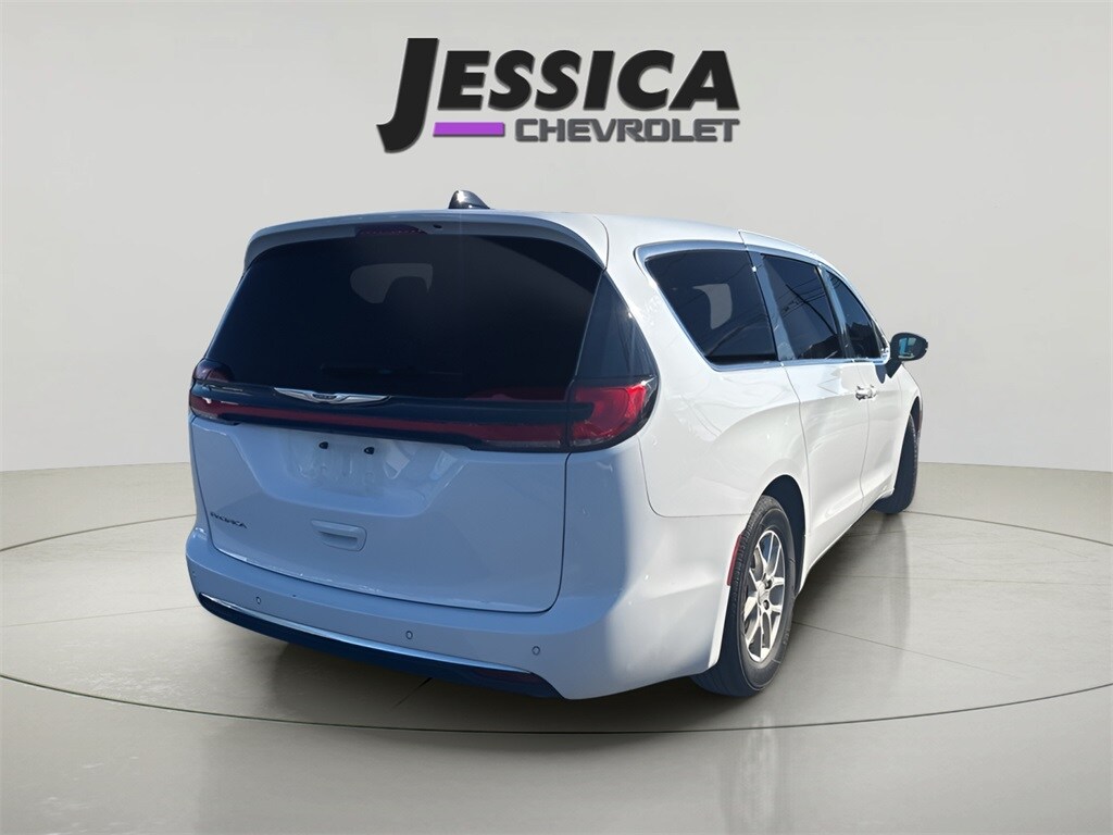 2024 Chrysler Pacifica Touring L photo 3
