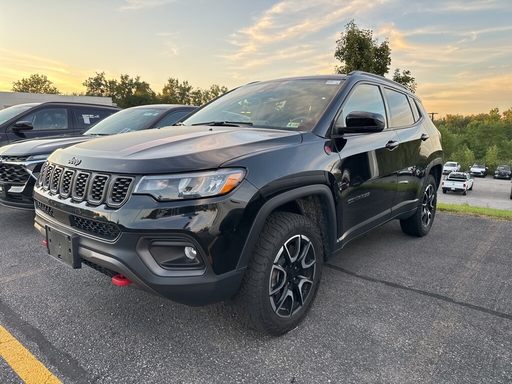 2024 Jeep Compass Trailhawk photo 2