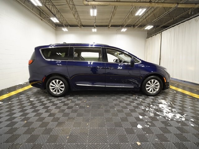 2018 Chrysler Pacifica Touring Plus photo 3