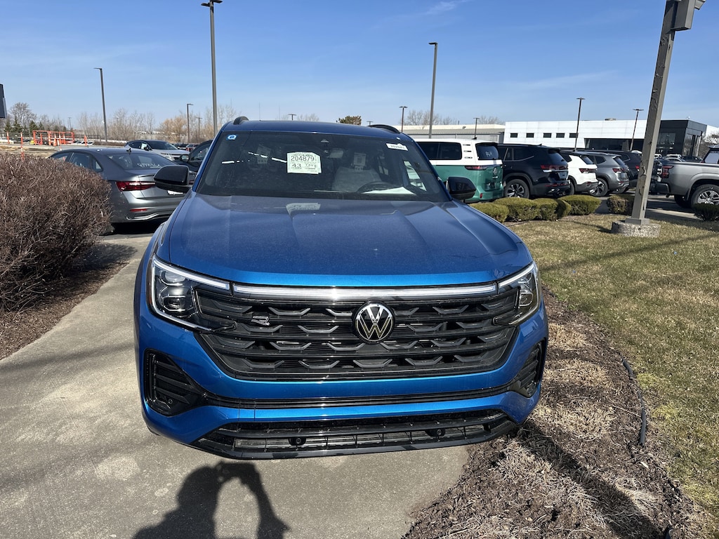 New 2025 Volkswagen Atlas Cross Sport 2.0T SEL R-Line Black 2.0T SEL R-Line Black 4MOTION