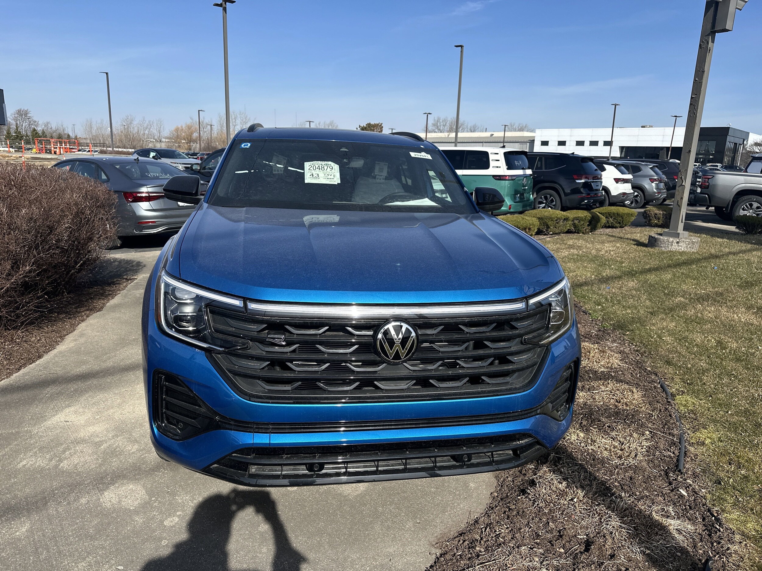 2025 Volkswagen Atlas Cross Sport SEL R-Line photo 2