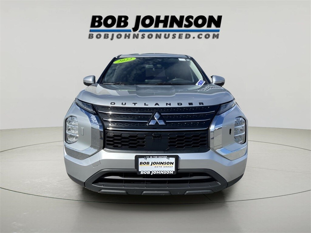 2022 Mitsubishi Outlander ES photo 2