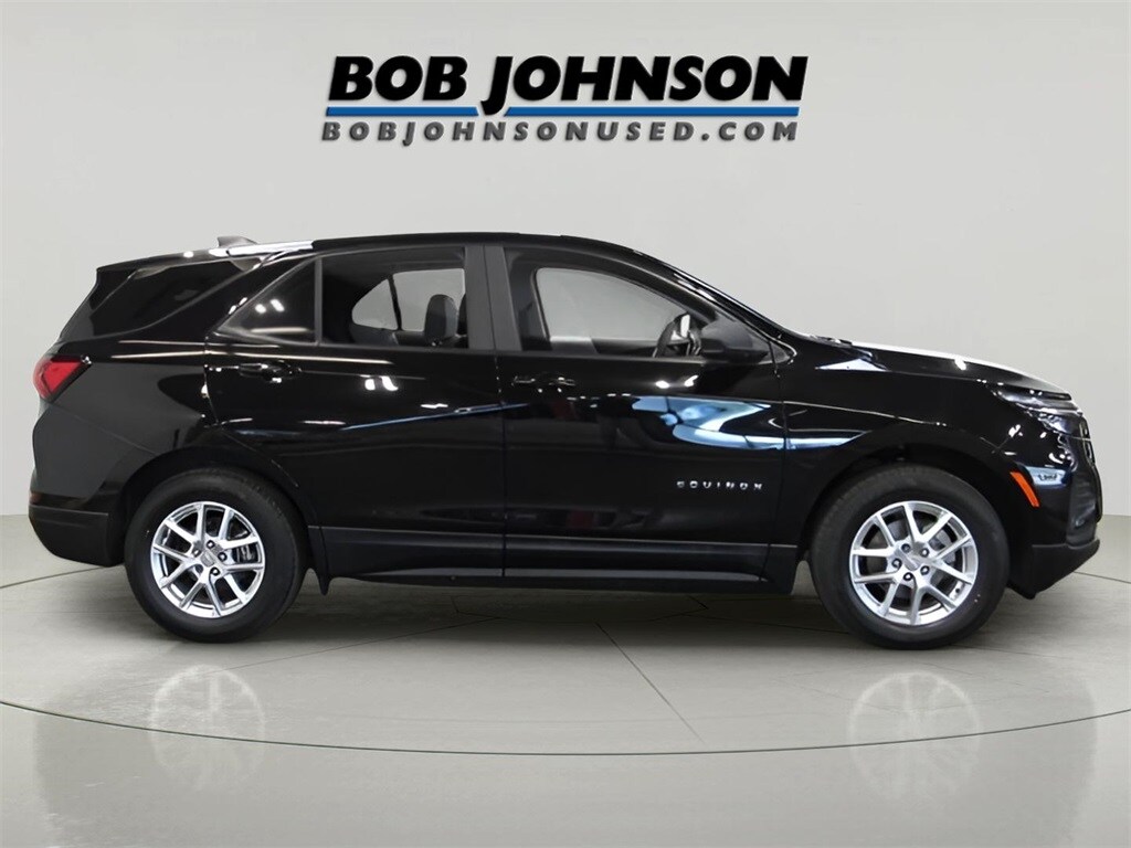 2023 Chevrolet Equinox LS photo 3