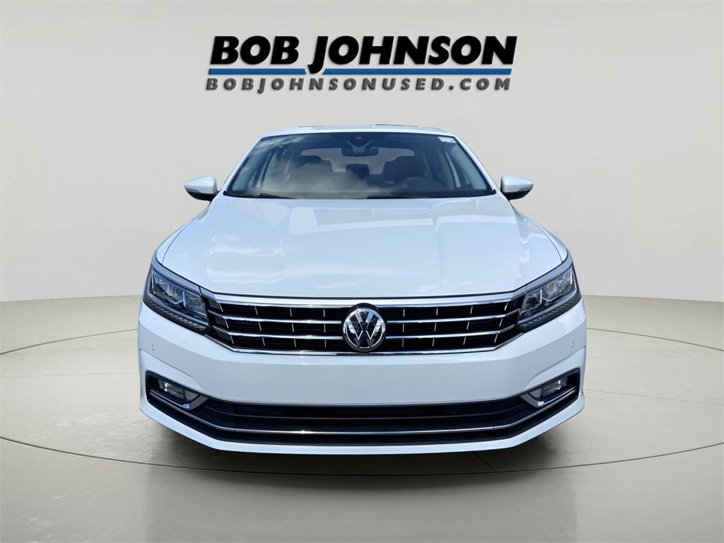 2018 Volkswagen Passat 2.0T SEL Premium photo 2