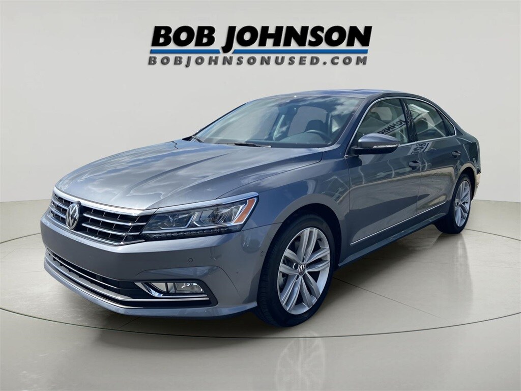 2018 Volkswagen Passat 2.0T SEL Premium photo 2
