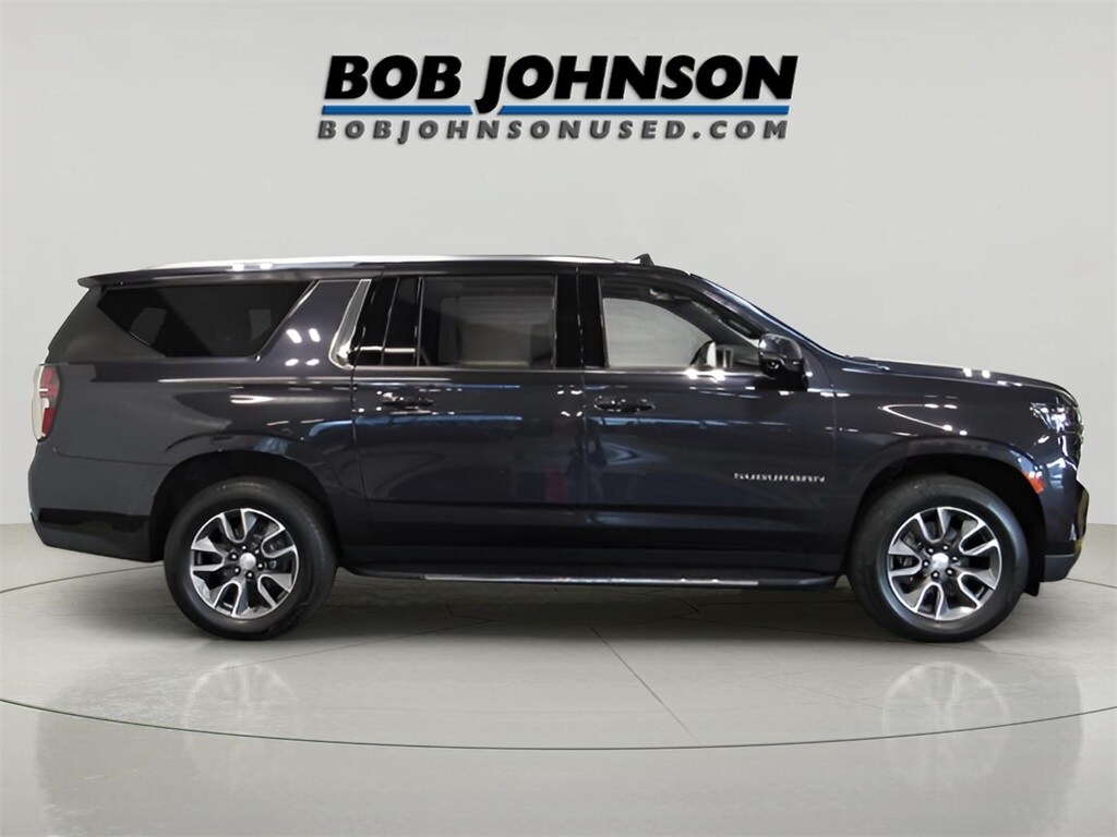 2022 Chevrolet Suburban LT photo 2