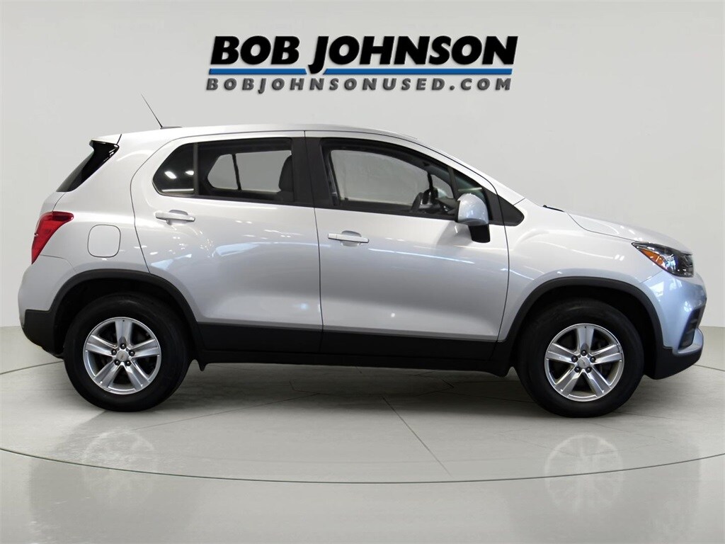 2022 Chevrolet Trax LS photo 3