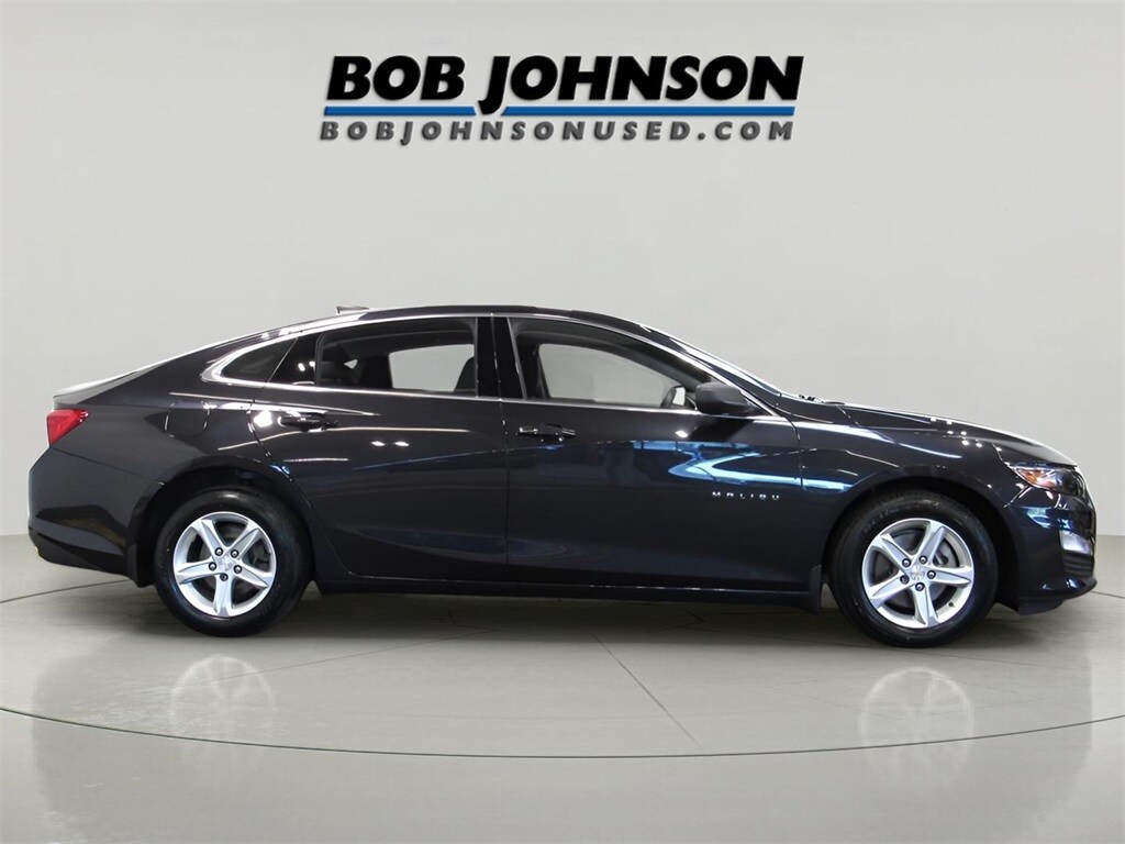 2022 Chevrolet Malibu LS photo 3
