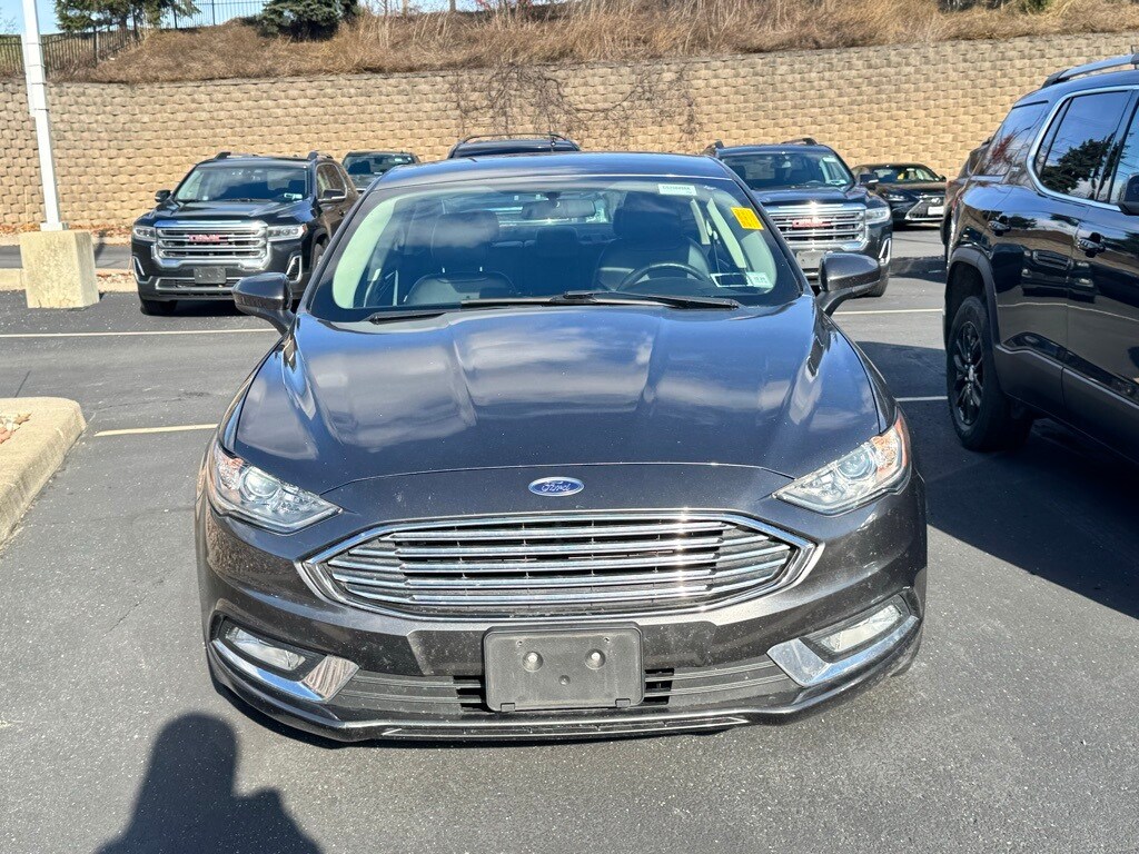 2017 Ford Fusion SE photo 2