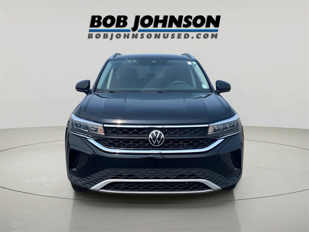 2022 Volkswagen Taos SE photo 2