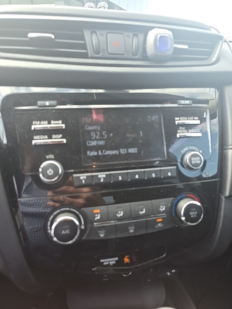 2017 Nissan Rogue S AWD photo 4
