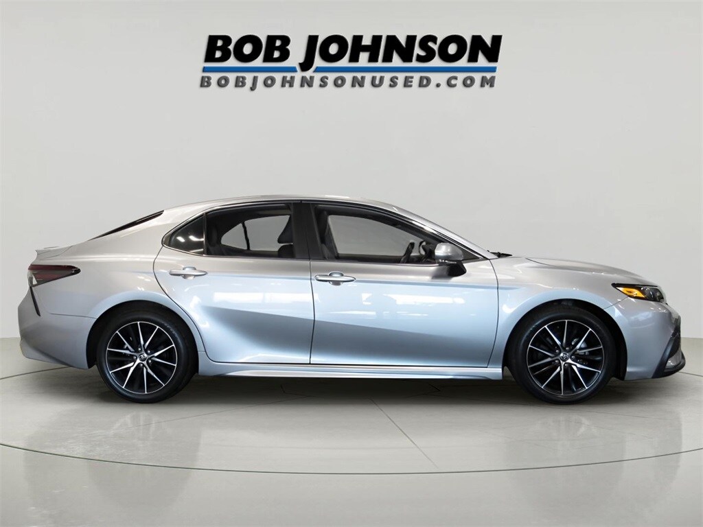 2023 Toyota Camry SE photo 3