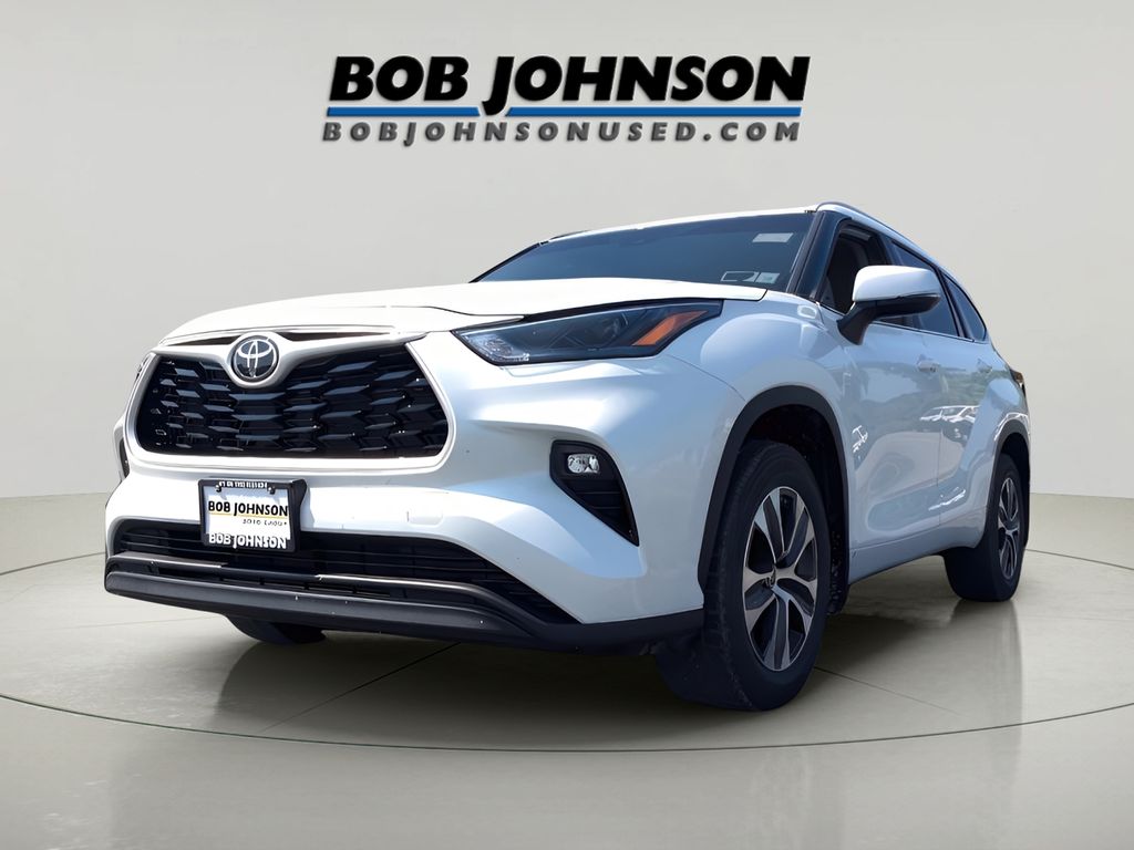 2023 Toyota Highlander L photo 3