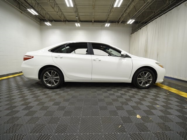 2017 Toyota Camry XLE photo 3