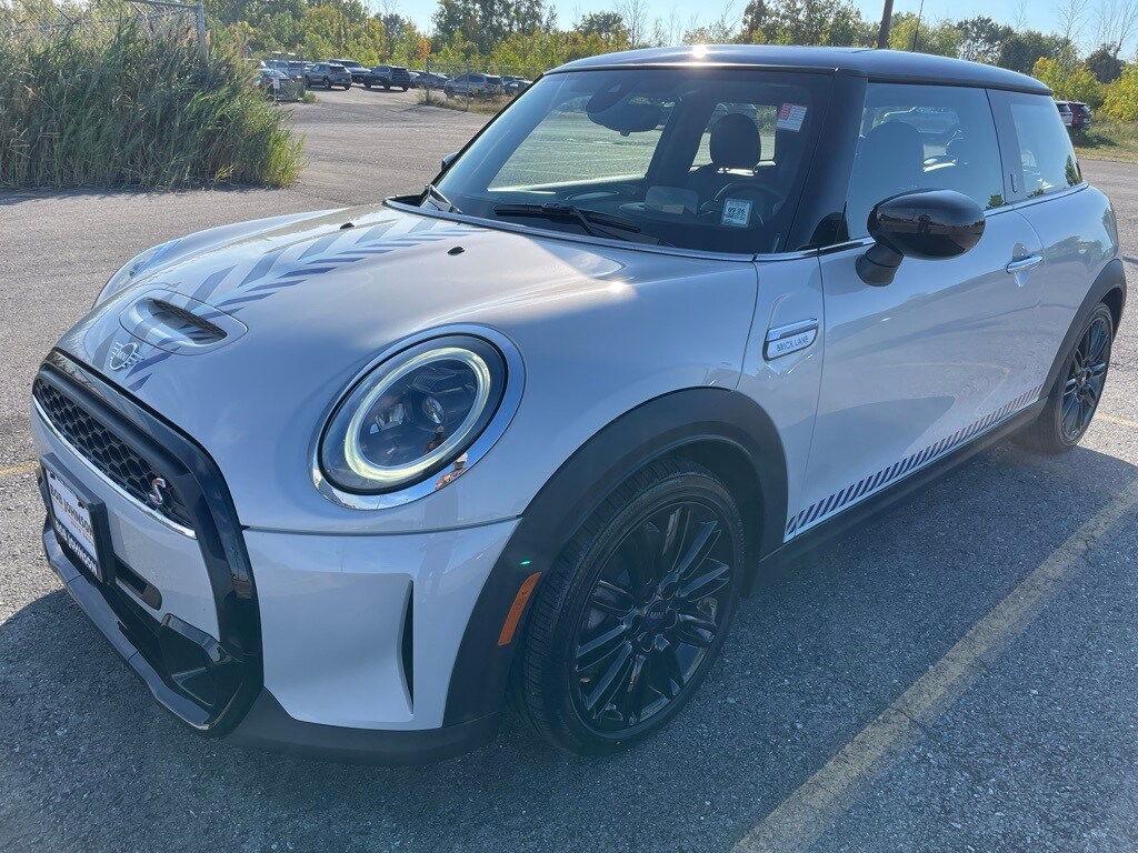 2022 Mini Cooper 2 Door Hardtop S photo 2