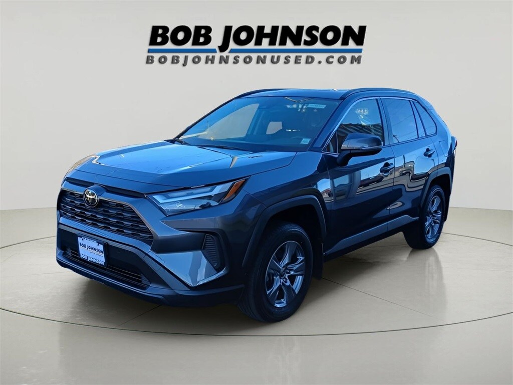 2023 Toyota RAV4 XLE photo 3