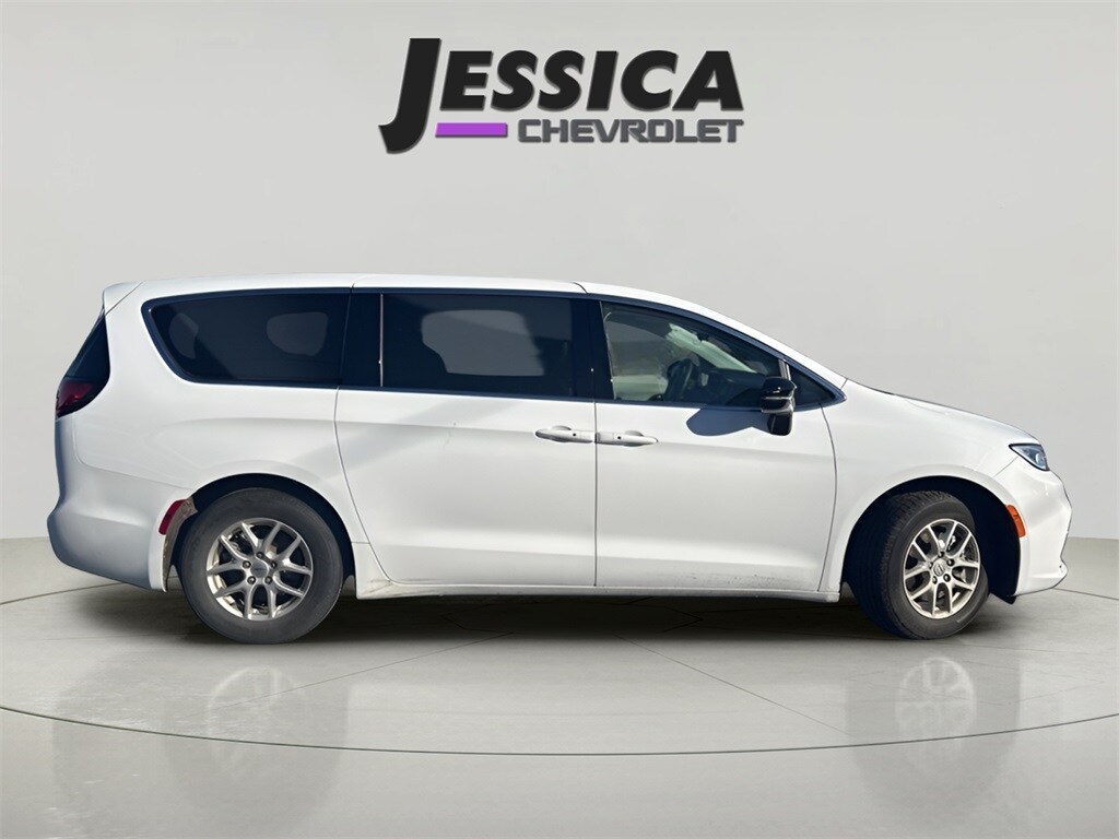 2024 Chrysler Pacifica Touring L photo 2
