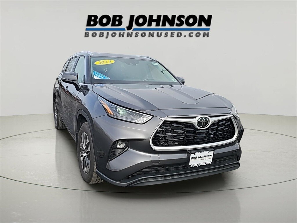 2024 Toyota Highlander LE photo 2