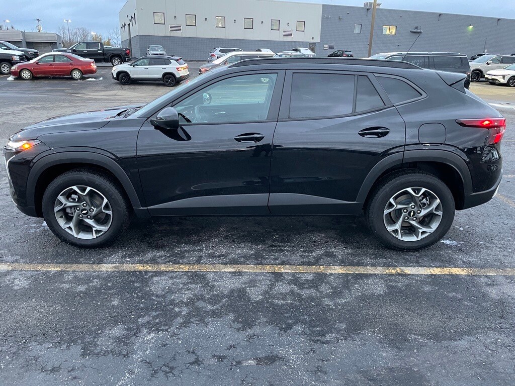 2024 Chevrolet Trax LT photo 2