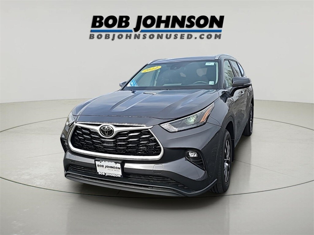 2024 Toyota Highlander LE photo 4