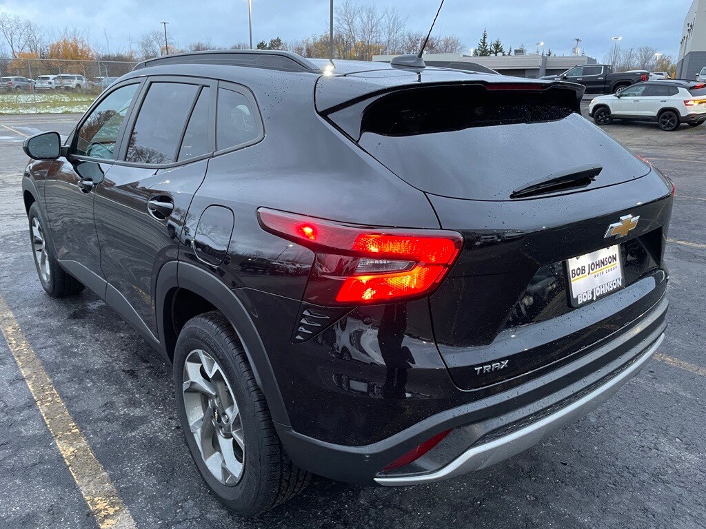 2024 Chevrolet Trax LT photo 3