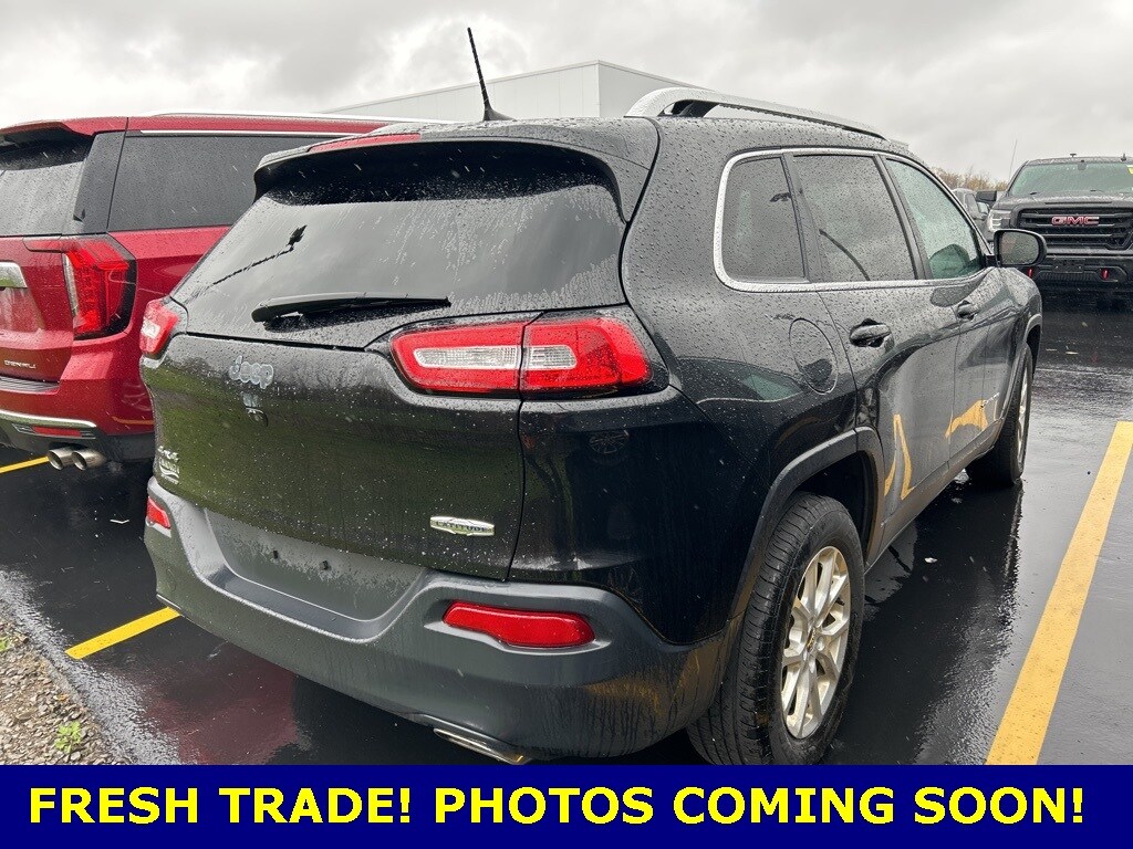 2016 Jeep Cherokee Latitude photo 2