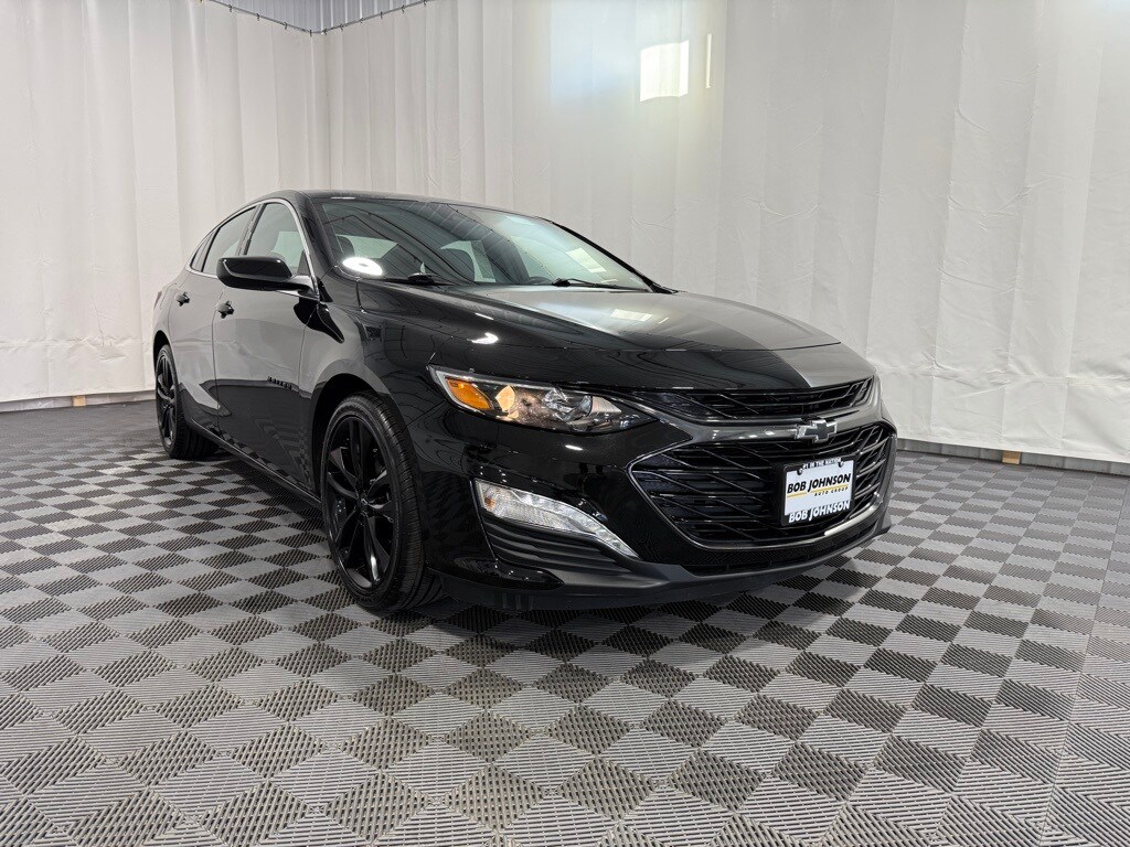 2024 Chevrolet Malibu 1LT photo 2