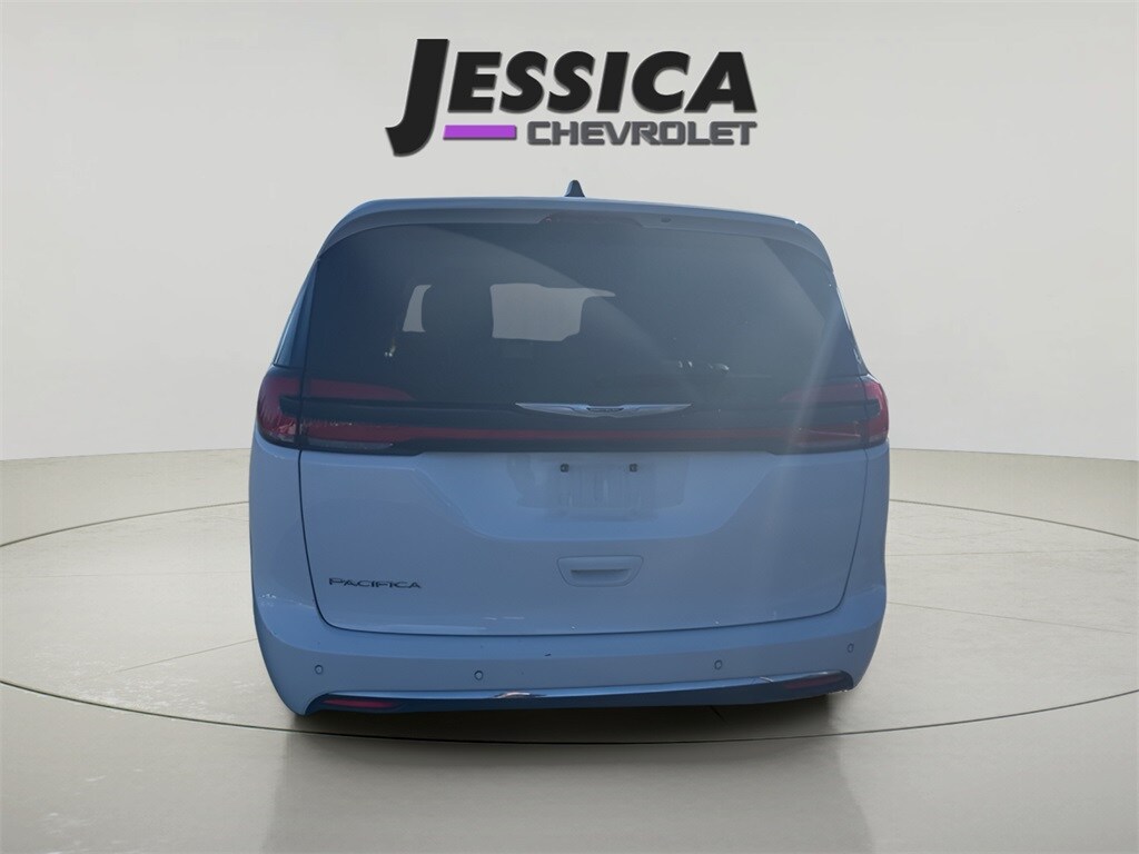 2024 Chrysler Pacifica Touring L photo 4