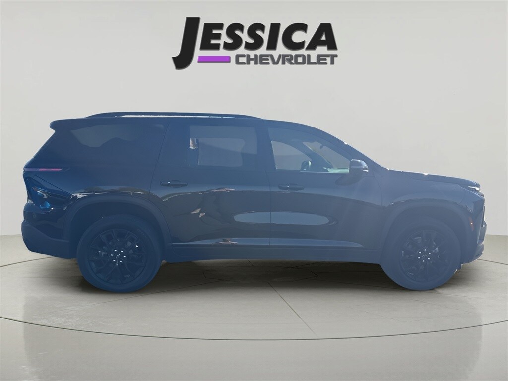 2025 Chevrolet Traverse 2LT photo 2