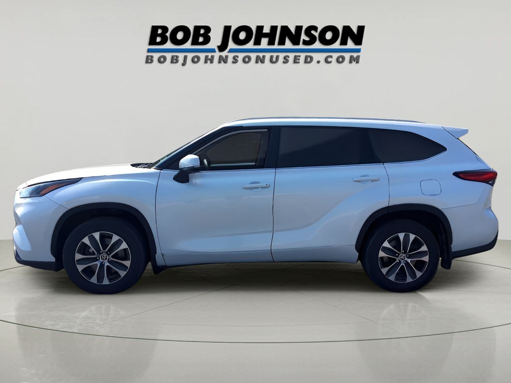 2023 Toyota Highlander L photo 4