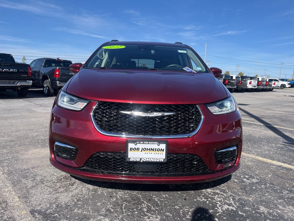 2022 Chrysler Pacifica Touring L photo 2
