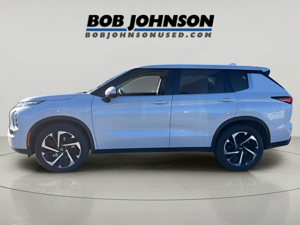 2022 Mitsubishi Outlander ES photo 4